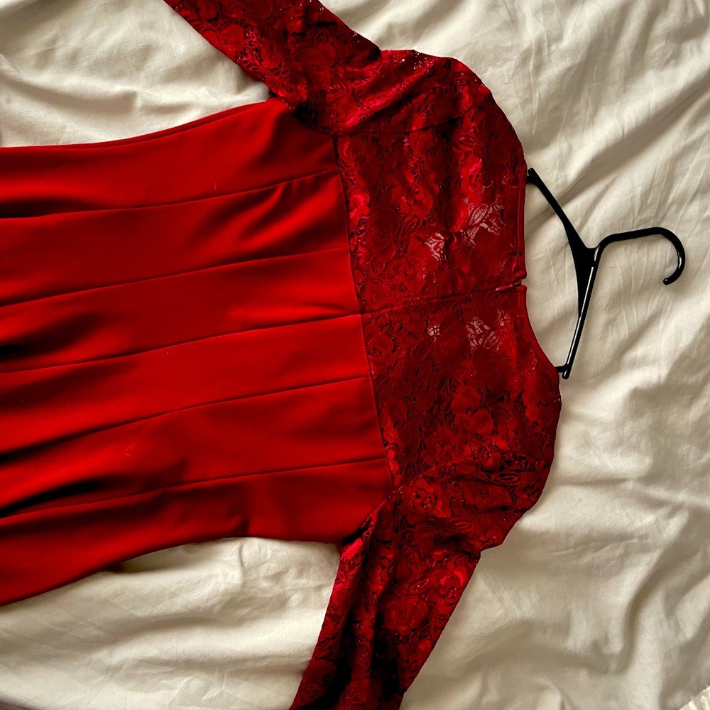 Red formal dress // lacey top and sweetheart neck